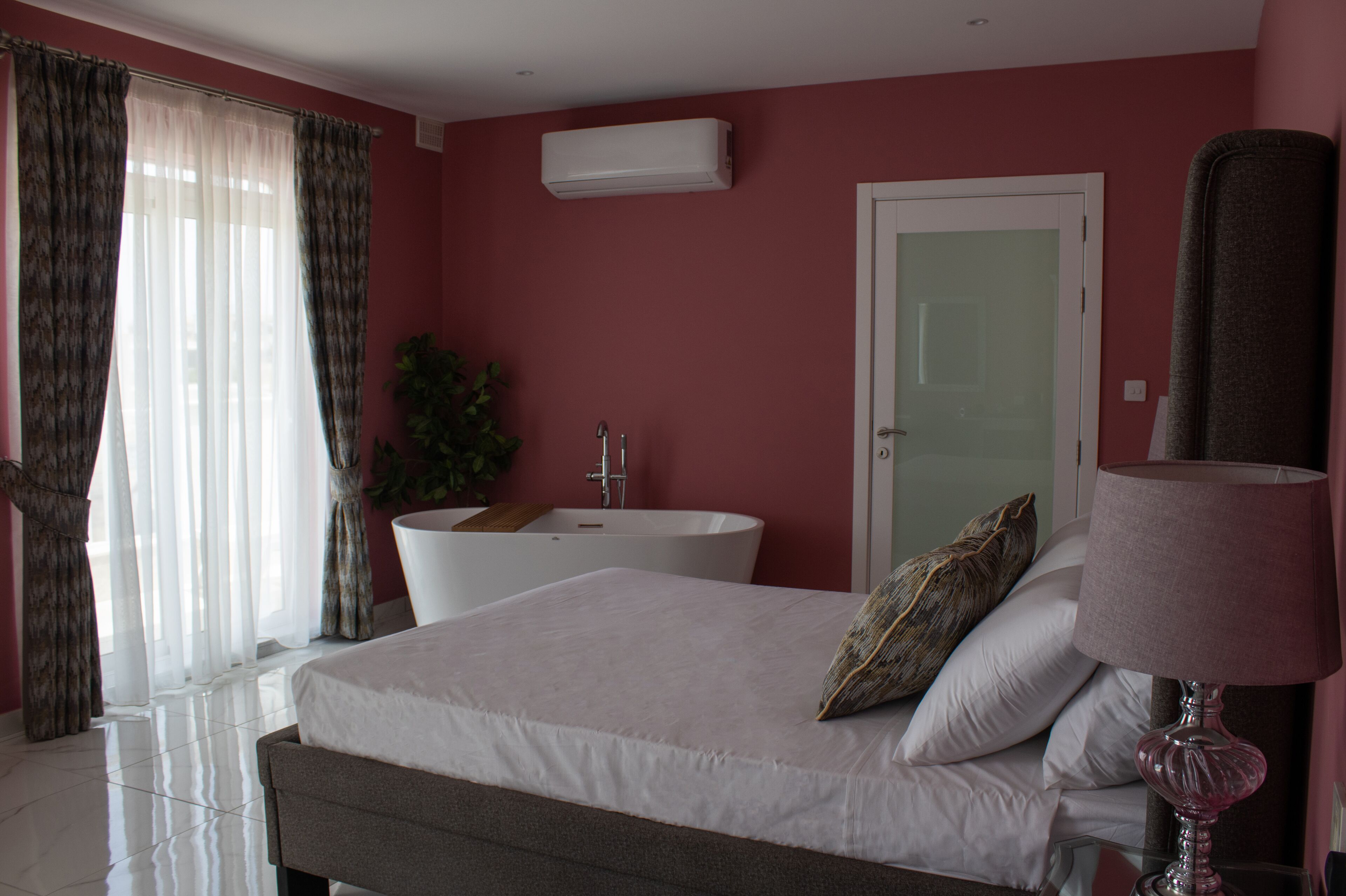 Rom – honeymoon, terrasse, byutsikt | Individuelt dekorert, individuelt innredet og skrivebord