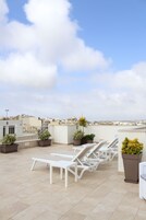 Piscina externa, funciona das 9h às 17h, espreguiçadeiras