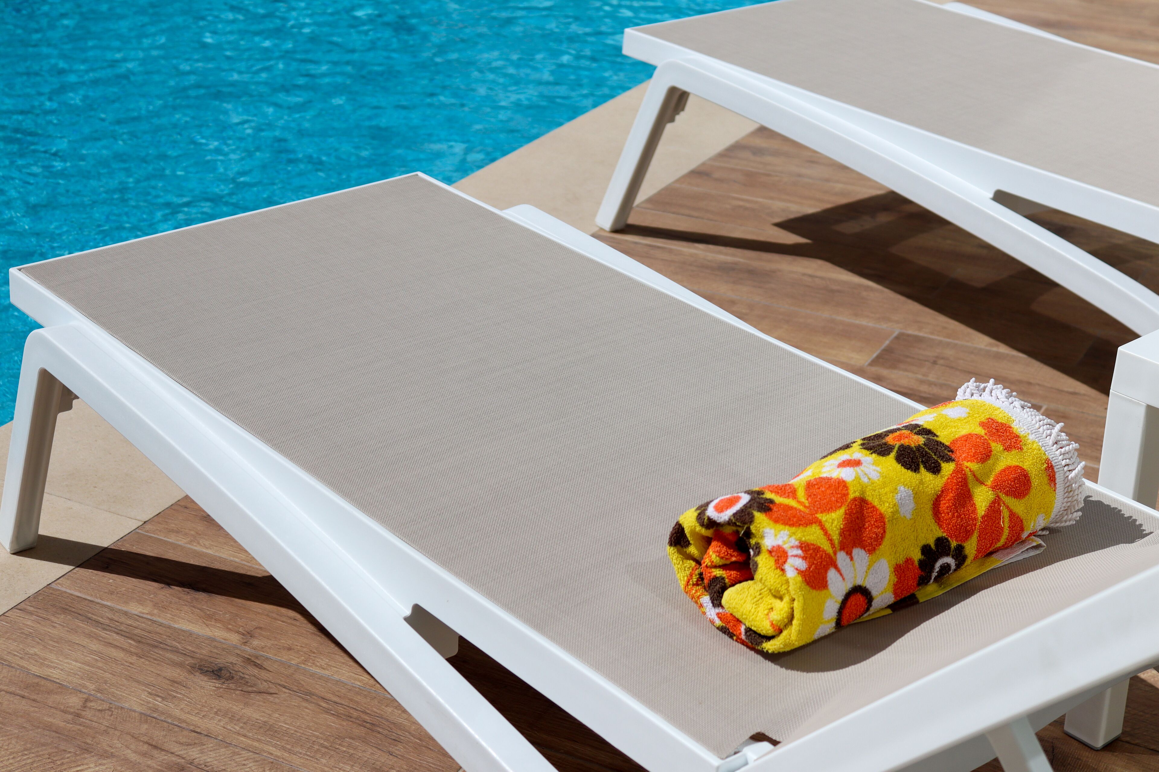 Una piscina al aire libre (de 09:00 a 17:00), tumbonas