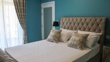 Kamar Superior, teras, pemandangan kota | Didekorasi berbeda-beda dan dilengkapi dengan perabotan berbeda-beda