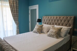 Superior kamer, terras, uitzicht op de stad | Individueel gedecoreerd, individueel gemeubileerd, een bureau