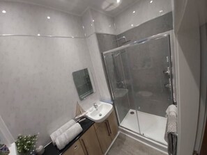 Dusche, Haartrockner, Handtücher, Seife