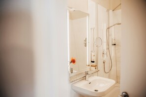 Quarto solteiro conforto, no jardim | Banheiro | Secador de cabelo, toalhas de banho