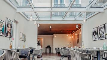 Ókeypis morgunverðarhlaðborð daglega