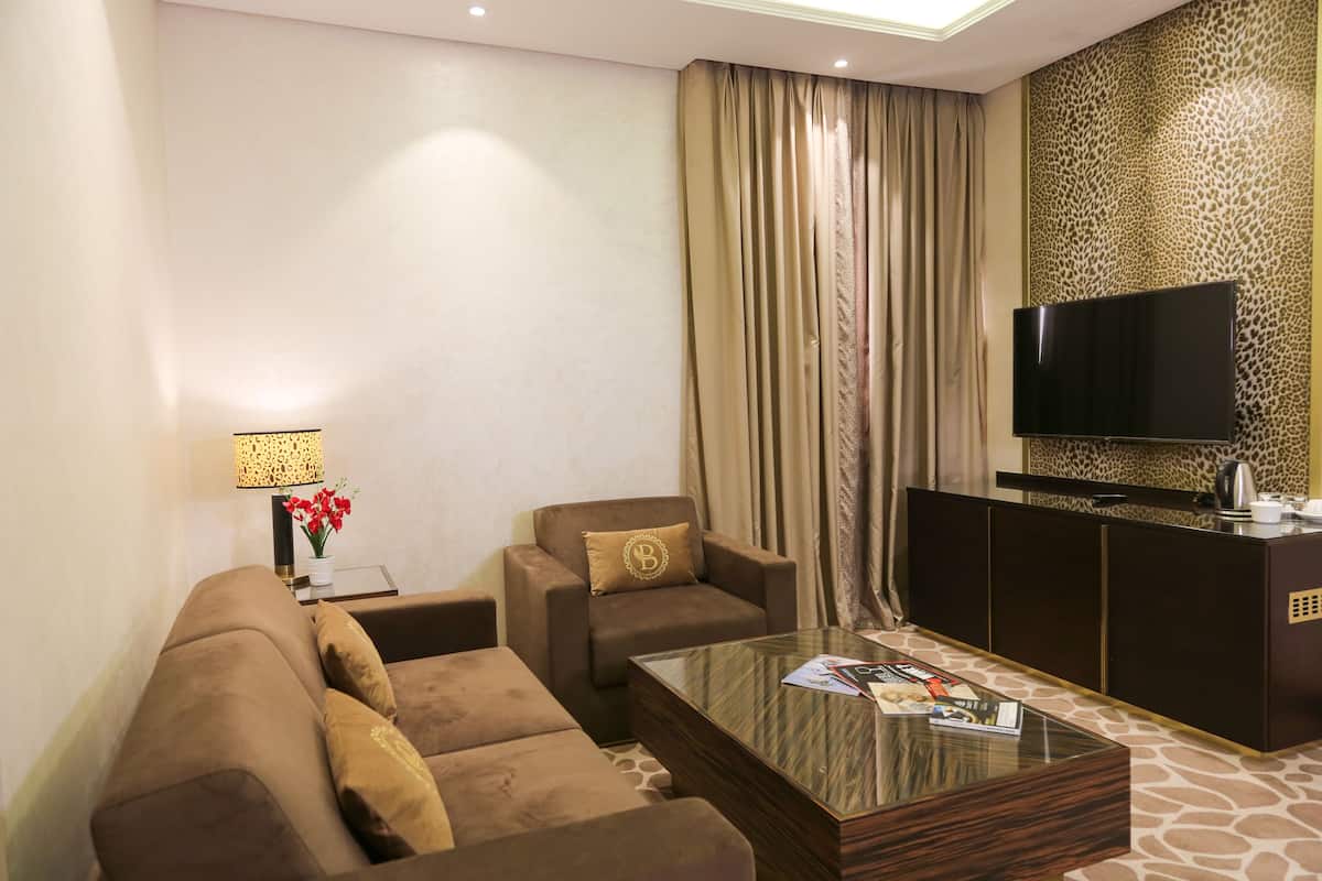 Deluxe Studio Suite | Living area