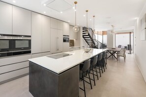 Réfrigérateur, four à micro-ondes, un four, surface de cuisson