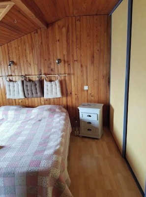3 chambres, bureau, fer et planche à repasser, lit de bébé portatif