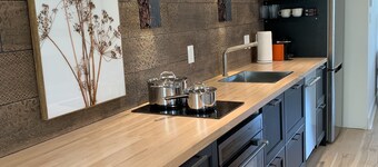 Steps from Downtown Mystic / Newly Renovated Modern Apartment