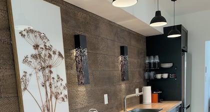 Steps from Downtown Mystic / Newly Renovated Modern Apartment