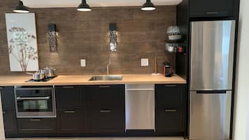 Réfrigérateur, micro-ondes, four, plaque de cuisson