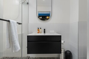 Dusche, Haartrockner, Handtücher, Seife