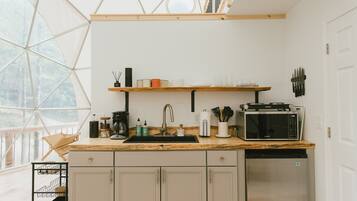 Frigorífic, microones, placa de cuina i cafetera i tetera