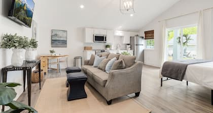 Adorable Upscale cottage in Downtown Fountain Inn.