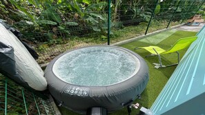 Outdoor spa tub - Comfortable bungalow with pool and jacuzzi  (Trois-Rivières)