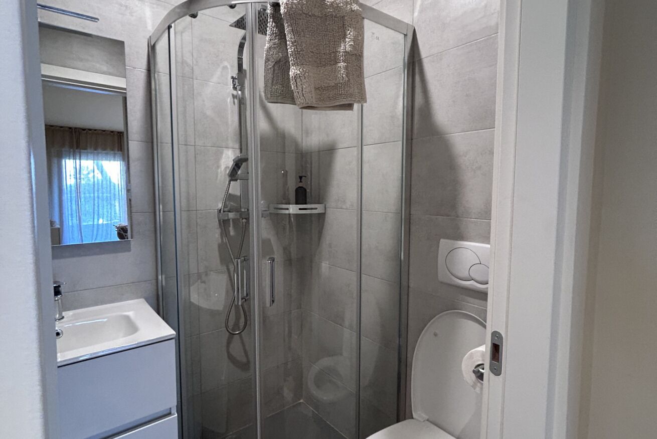 Regadera, secadora de cabello, bidet, toallas 