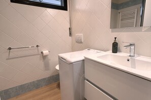 Dusche, Haartrockner, Bidet, Handtücher