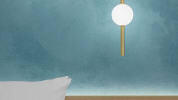Una habitación de hotel moderna con cabecera de madera, una mesita de noche con dos vasos y una lámpara de pared.