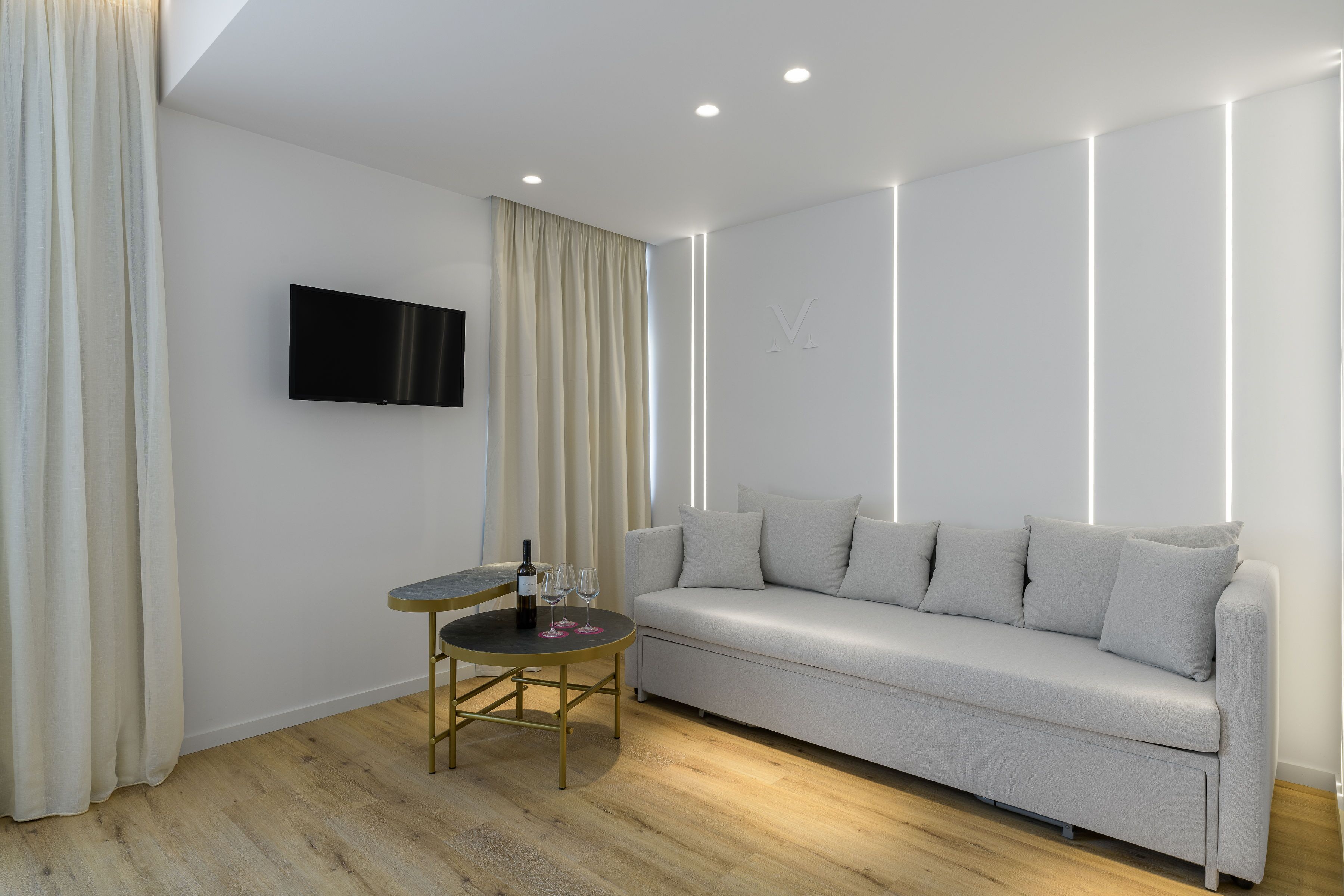 Acropolis Suite | Área de sala de estar | Televisión de 32 pulgadas con canales por cable 