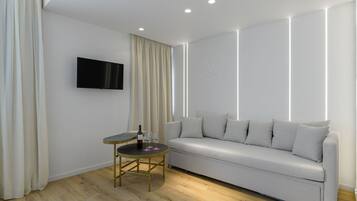 Acropolis Suite | Área de sala de estar | Televisión de 32 pulgadas con canales por cable