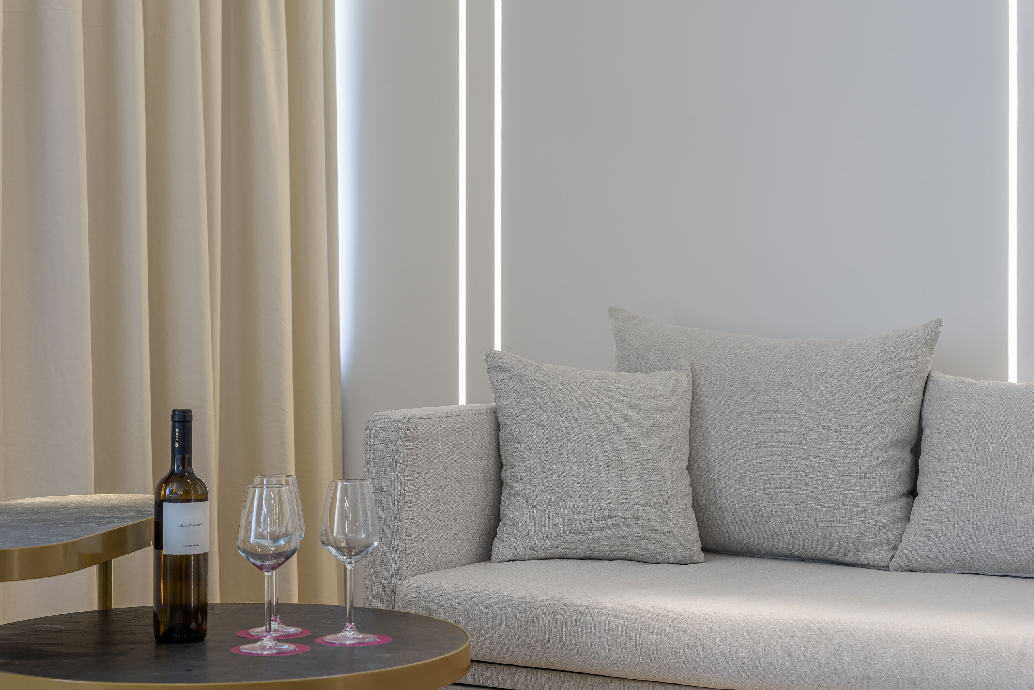 Acropolis Suite | Área de sala de estar | Televisión de 32 pulgadas con canales por cable 