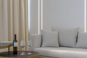 Acropolis Suite | Área de sala de estar | Televisión de 32 pulgadas con canales por cable 