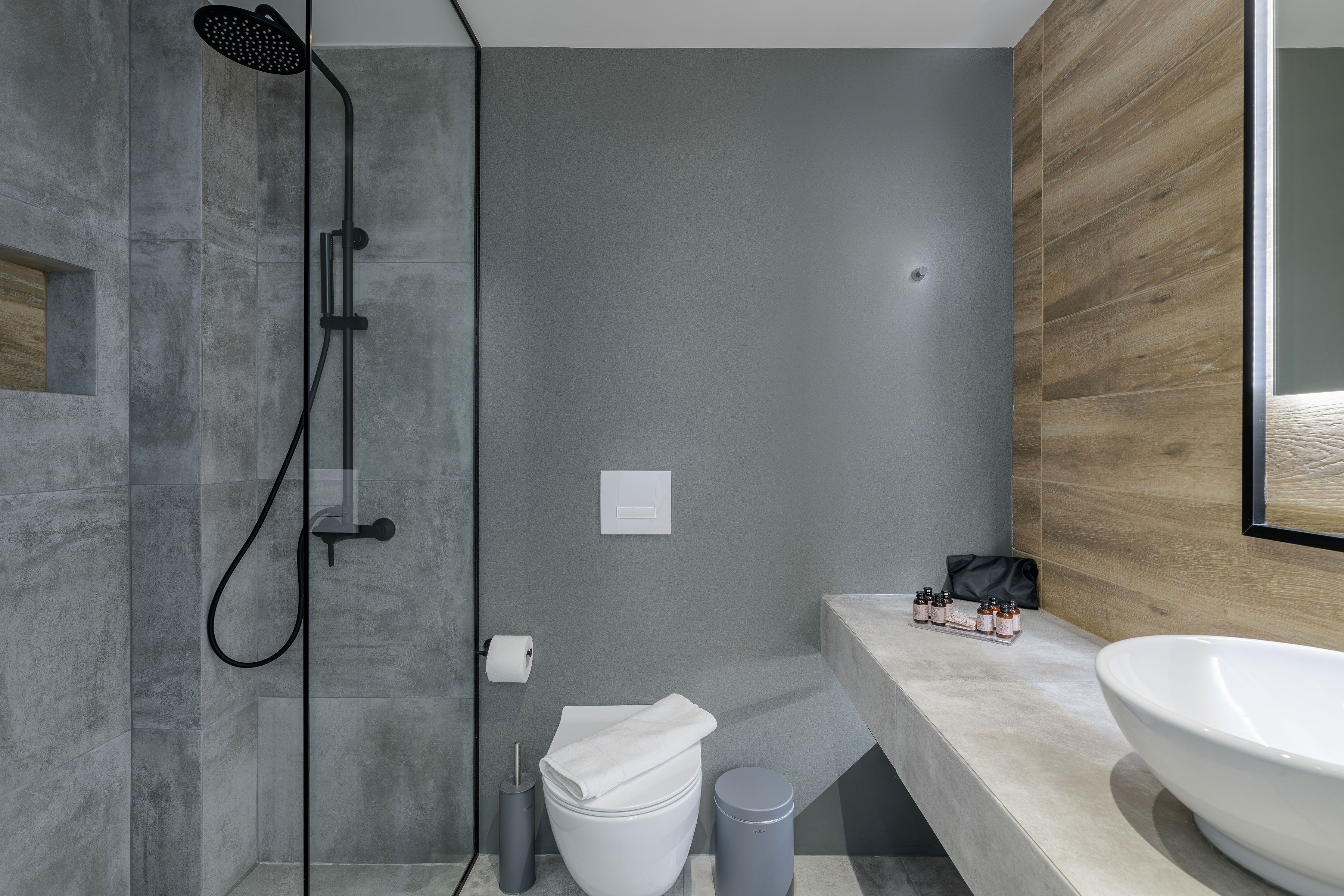 Ein modernes Badezimmer mit Dusche, Toilette und Waschbecken.