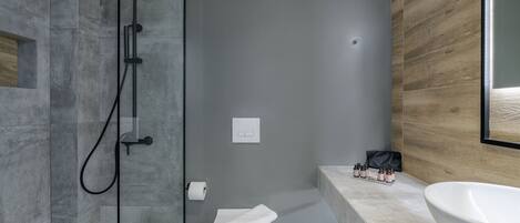 Ein modernes Badezimmer mit Dusche, Toilette und Waschbecken.