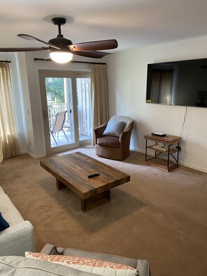 Smart TV - Great location with walking distance to beach, great pool and tennis on site  (Hilton Head Island)
