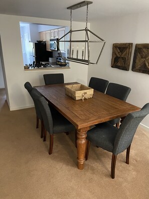 Dining - Great location with walking distance to beach, great pool and tennis on site  (Hilton Head Island)