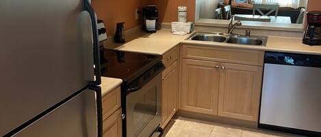 Refrigerador, microondas, horno, placa de cocina