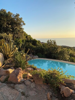 Outdoor pool - Villa with exclusive privacy on the edge of the sea in the heart of Gallura (Costa Paradiso)