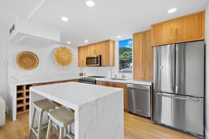 Een koelkast, een microgolfoven, een oven, een kookplaat