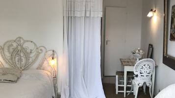 Fer et planche Ă repasser, lit parapluie, Wi-Fi gratuit