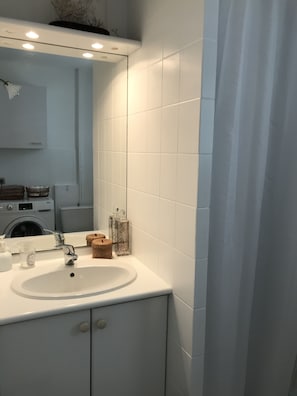 Dusch, hårtork och toalettpapper