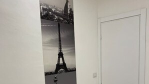 A hallway with a door and a wall featuring a collage of famous landmarks. - Camilla 's House 2 - “it's cool“. (Torino)