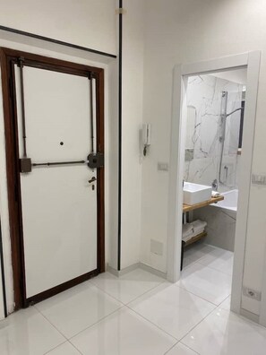 Kombinert dusj/badekar, hårføner, bidé og håndklær