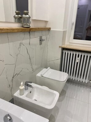 Combined shower/bathtub, hair dryer, bidet, towels - Camilla 's House 2 - “it's cool“. (Torino)