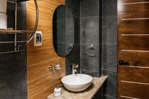 Dusj, hårføner, håndklær og såpe