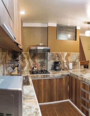 Kjøleskap, mikrobølgeovn, kokeplater og oppvaskmaskin