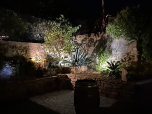 المنطقة المحيطة بالمنشأة