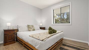 4 bedrooms, internet, bed sheets
