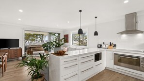Frigorifero, microonde, forno, piano cottura