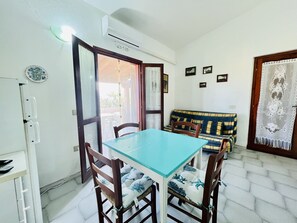 Apartment | Wohnbereich | 22-Zoll-Flachbildfernseher mit Kabelempfang, Fernseher