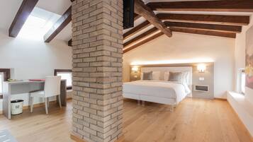 Deluxe Double or Twin Room | 1 bedroom, in-room safe, iron/ironing board, travel cot