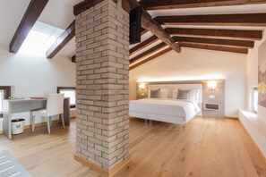 Deluxe Double or Twin Room | Peti besi dalam bilik, seterika/papan seterika, katil bayi mudah alih