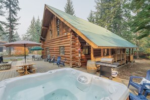 Outdoor dining - Soaring Pines Lodge-Log Cabin, Hot Tub, Pool Table (Leavenworth)
