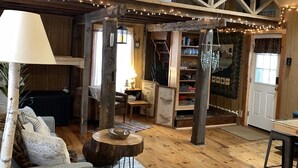 Un loft spacieux avec de hauts plafonds, des poutres apparentes et une mezzanine.