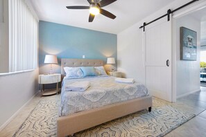 1 bedroom, free WiFi, bed sheets - waterfront bungalow north end LBK-2 minute walk to beach (weekly availability) (Longboat Key)