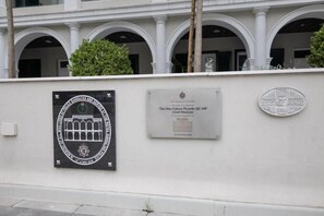 Exterior detail - Charming Colonial Flat in historic building (Castle Road)