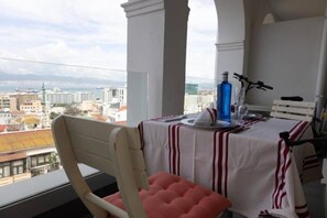 Dining - Charming Colonial Flat in historic building (Castle Road)